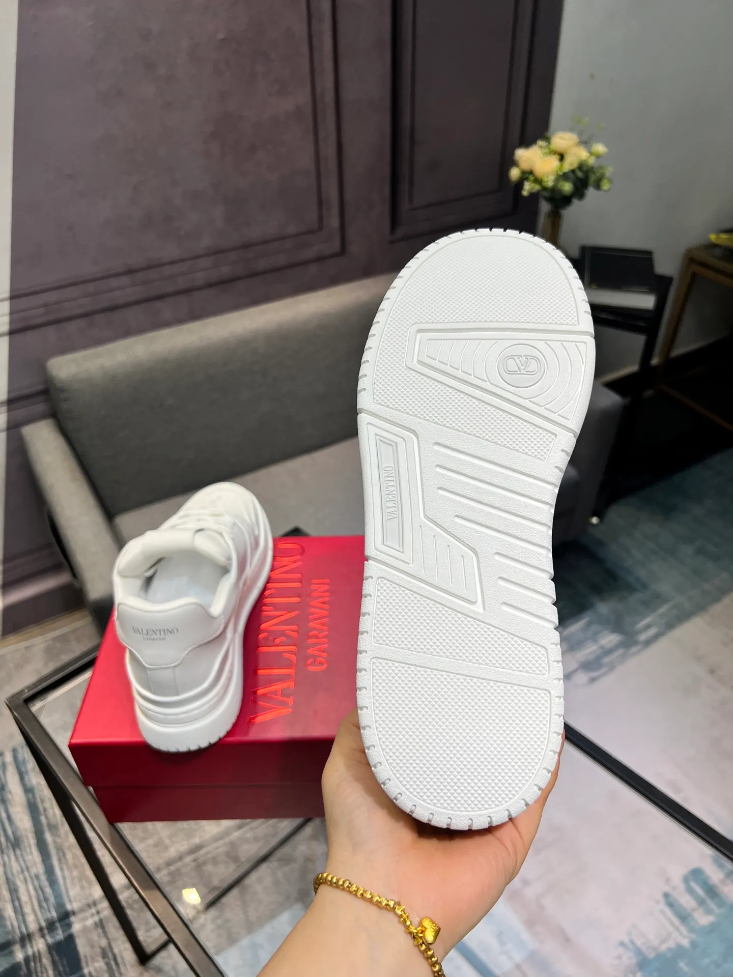 Men's Men's Shoes 💰660 Valentino 2023 early autumn new star shoes are now online! Wang Hedi and Ren Jialun have been worn by many celebrities. Who can refuse the same couple shoes as Wang Hedi! The design of Stars Stab My Heart is cool and spicy. The material of the shoes is cowhide, and every color is beautiful! Size 35-40, men’s size 39-44 (women’s 41, men’s 38, 45🉑️customized)